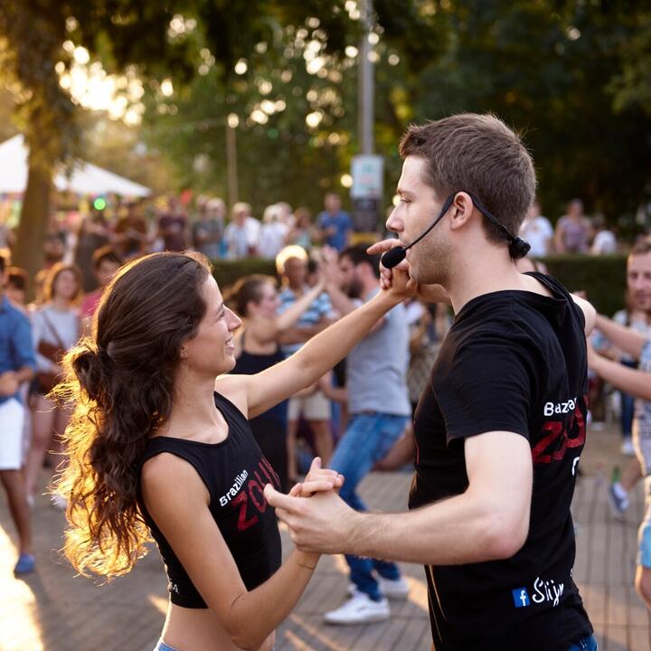 Stijn en Léa zijn aan het dansen op het podium tijdens de Gentse Feesten 2023