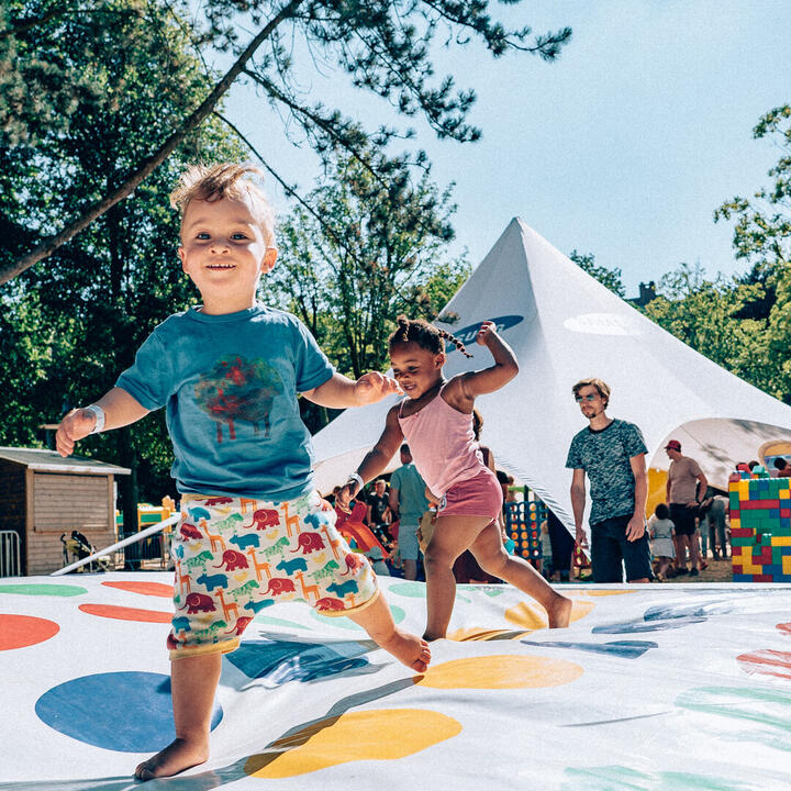 Kindje op een springkasteel op Gentopia