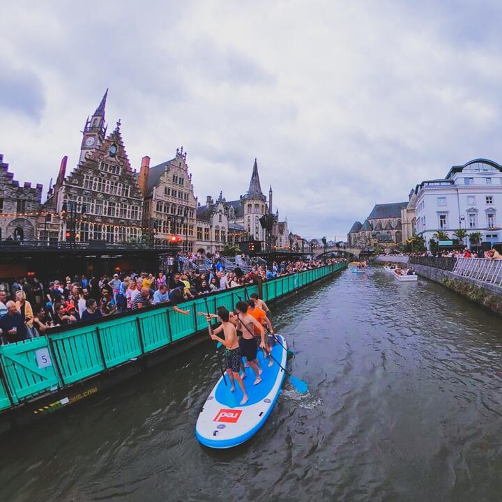 Onze SUP-tochten bieden een ongeëvenaarde gelegenheid om Gent vanuit  een nieuw perspectief te ontdekken, terwijl je op een SUP staat rivieren  en kanalen verkent die de stad Gent doorkruisen.  Of je nu een beginner bent die voor het eerst op een SUP staat of een doorgewinterde SUPper,  onze ervaren gidsen zorgen voor een veilige en leuke ervaring voor alle deelnemers.