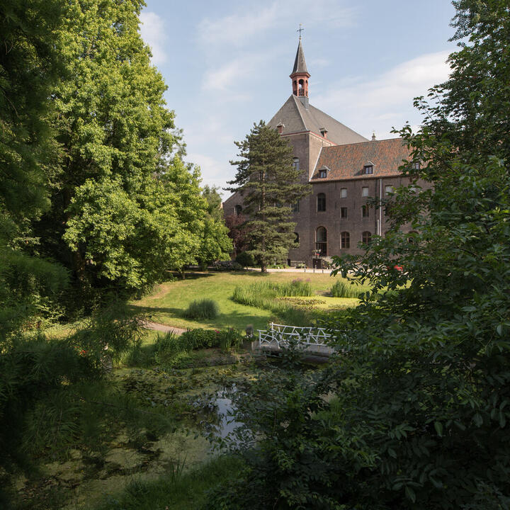 Zicht op het karmelietenklooster vanuit de tuin