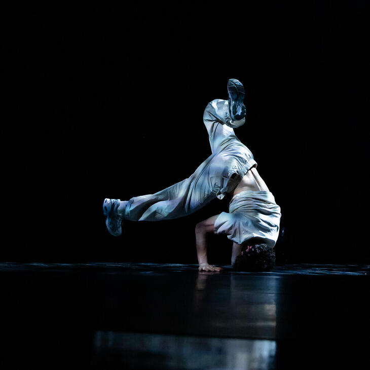 Breakdancer op podium in het donker