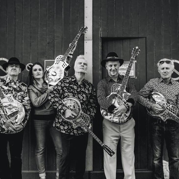 1 vrouw en 4 mannen, allemaal met een mooie gitaar